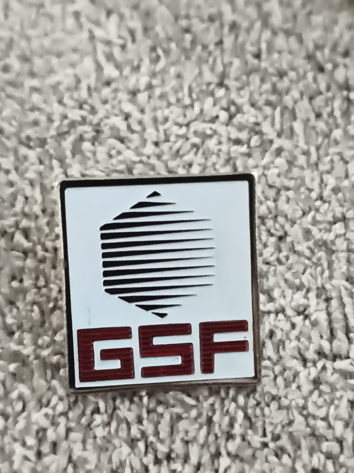 Pin's vintage GSF logo carré rouge blanc, badge rétro années 80-90 (Ref 9)