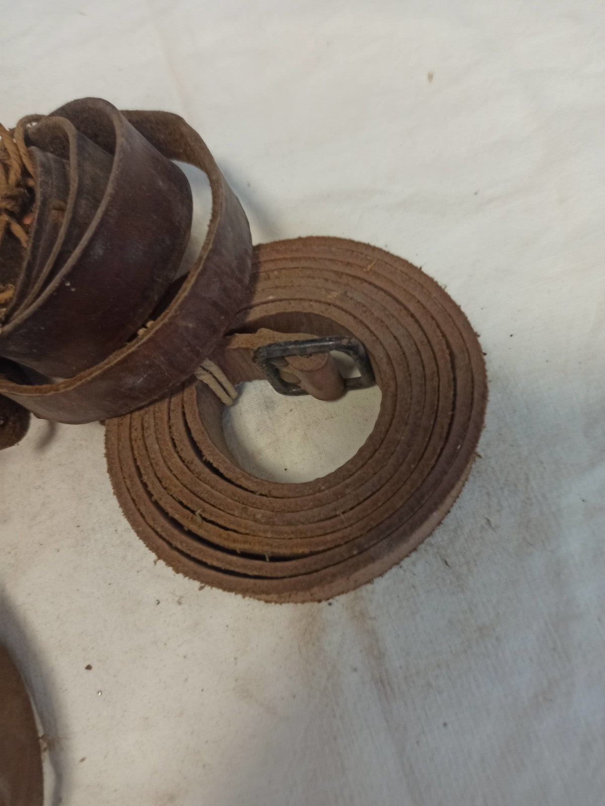Lot sangles militaires anciennes vintage, lanières aspect cuir, accessoire unifo
