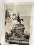 Carte postale ancienne statue équestre monument noir et blanc CPA vintage