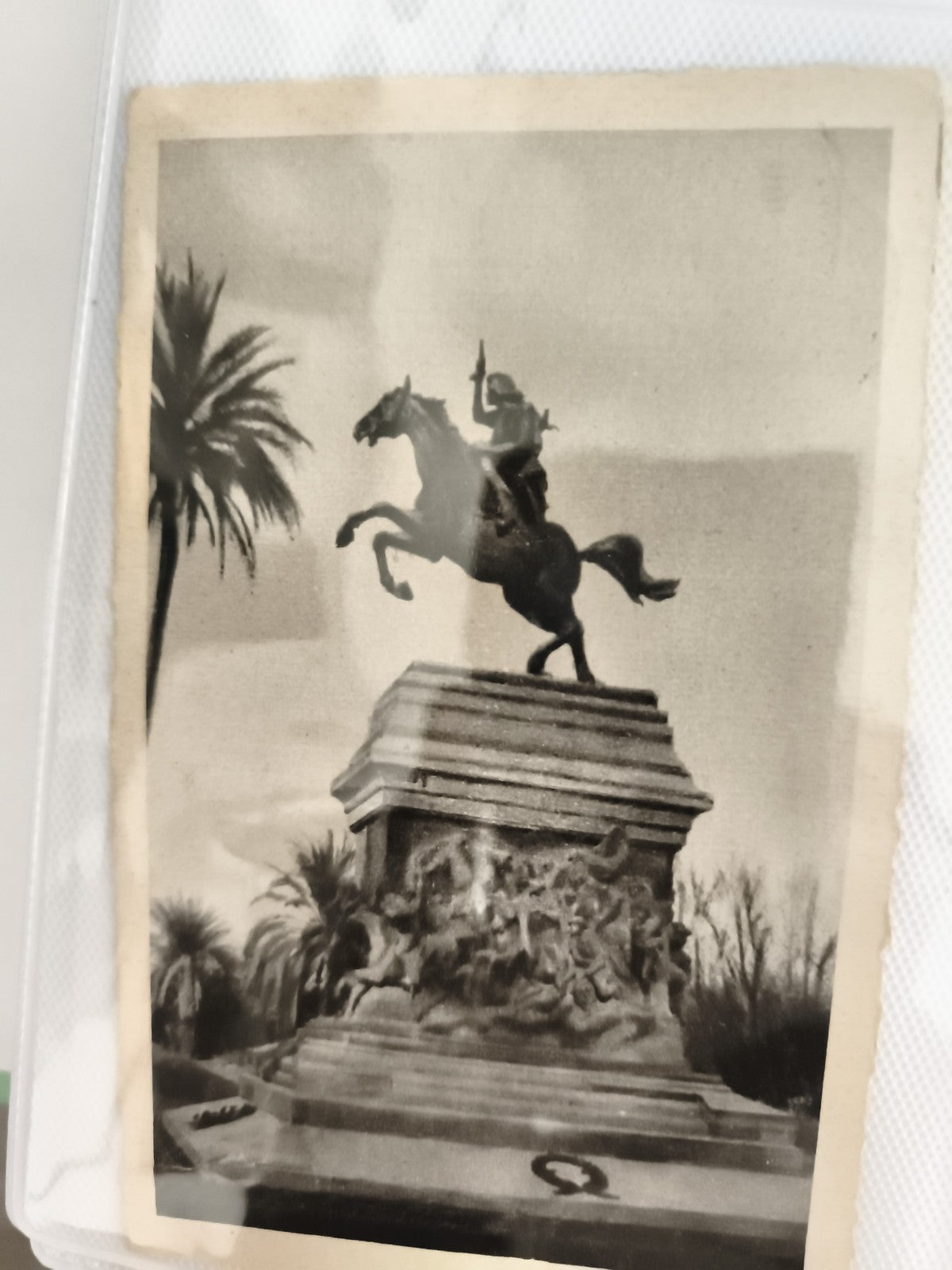 Carte postale ancienne statue équestre monument noir et blanc CPA vintage
