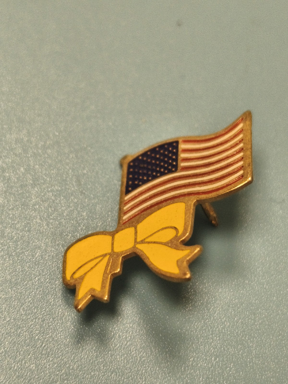 Vintage pin's USA drapeau américain avec n?ud jaune ? collection patriotique