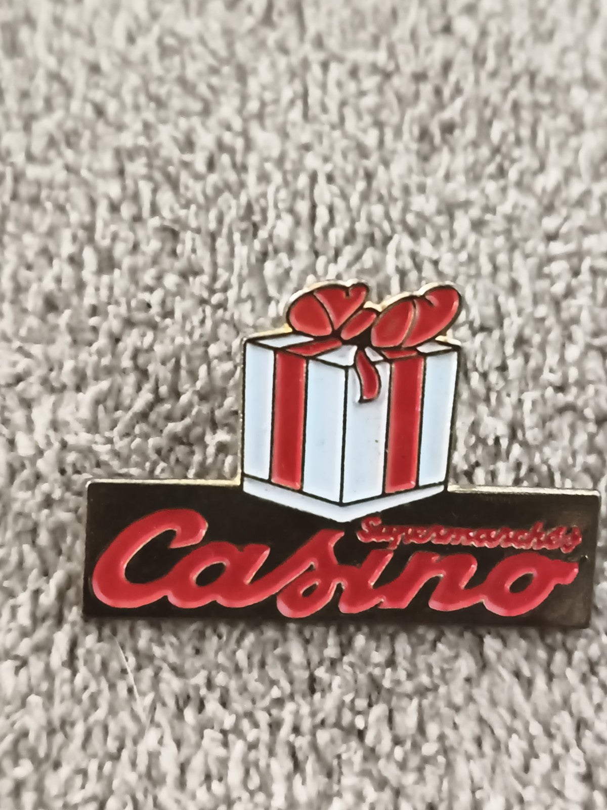 Pin's vintage Supermarchés Casino logo cadeau, émaillé, années 90 (Ref 4)