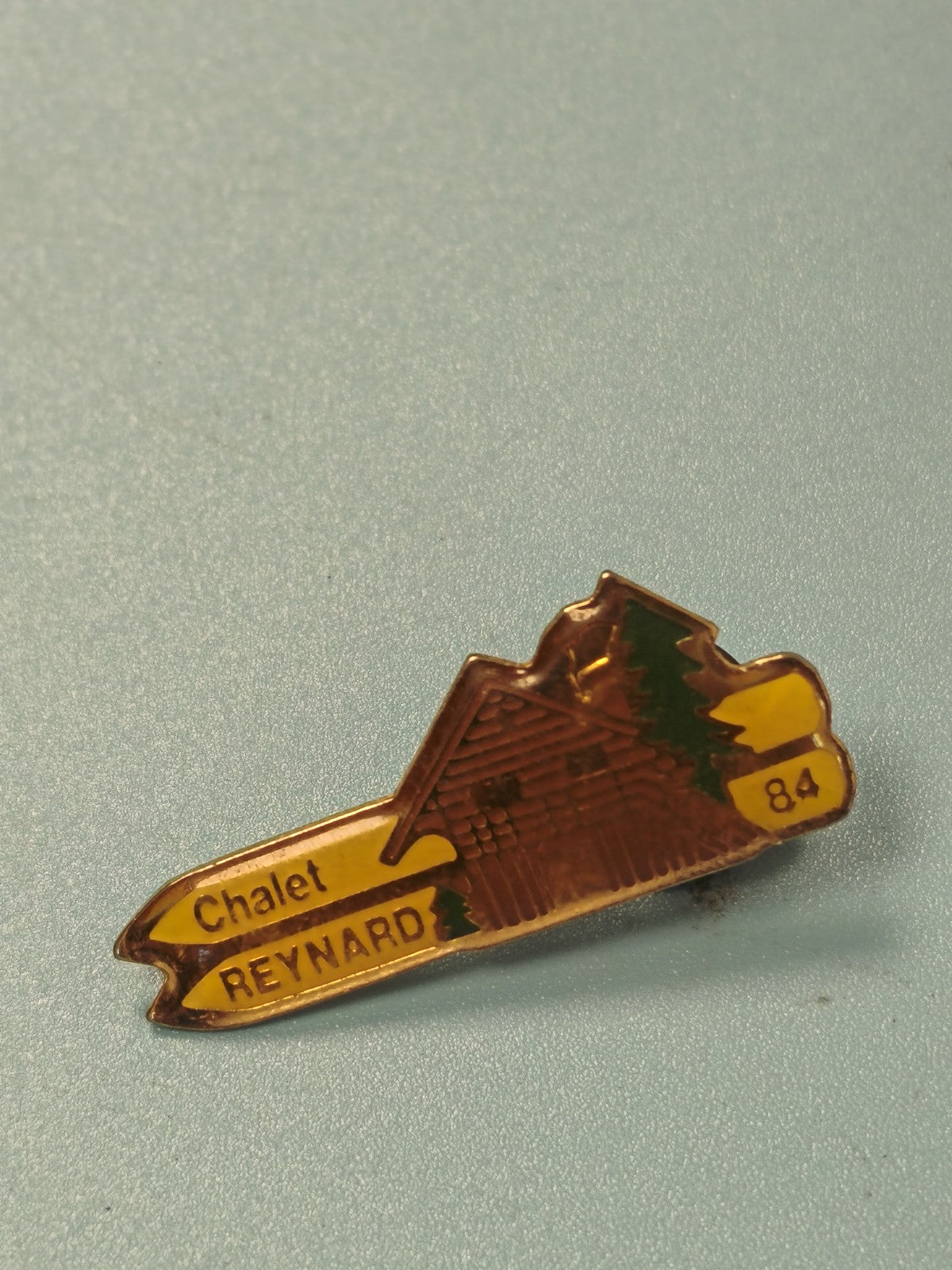 Vintage pin's Chalet Reynard 84, forme chalet, collection montagne rétro