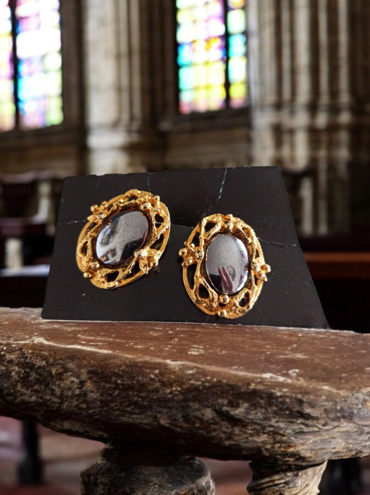 Boucles d’oreilles vintage dorées cabochon années 70 style baroque rétro