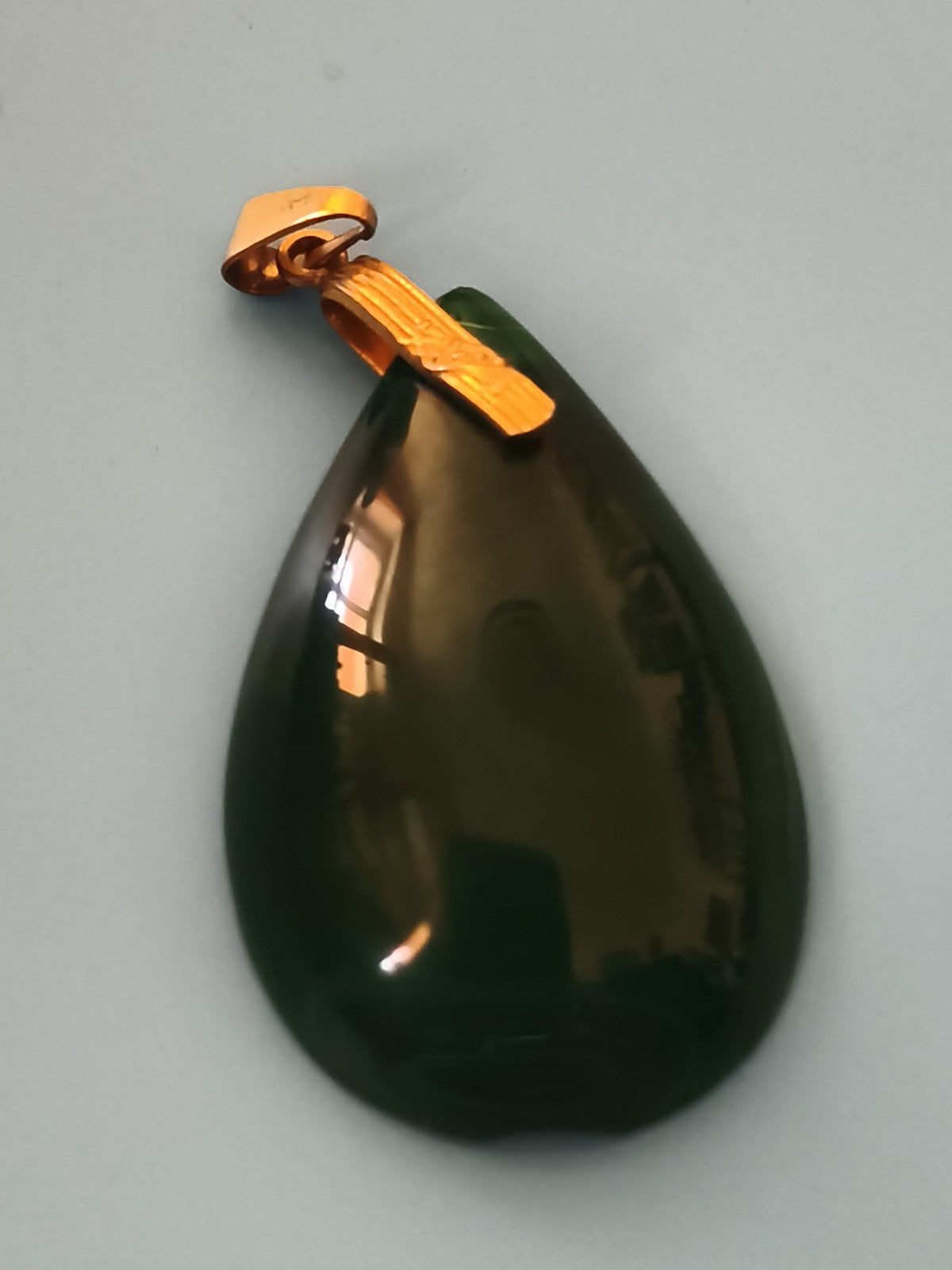 Pendentif goutte ancien en malachite, bélière dorée, vert foncé vintage