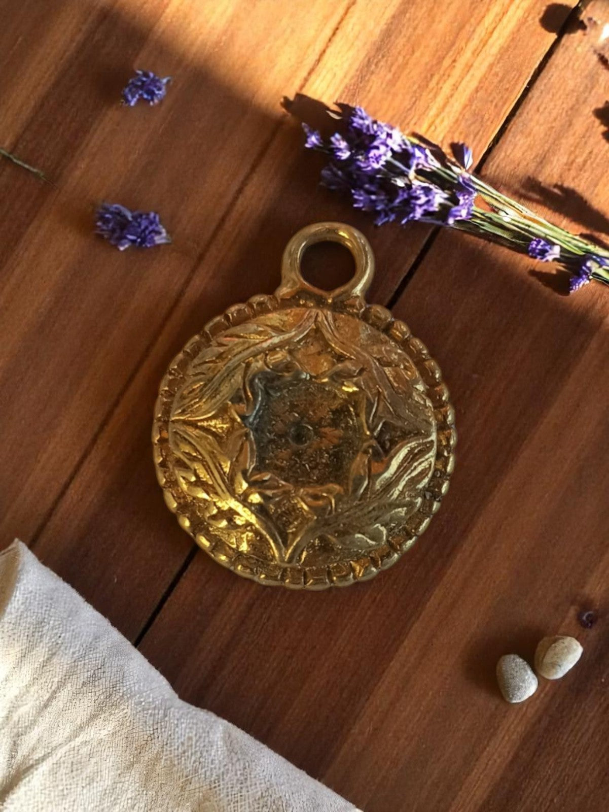 Pendentif vintage rond métal doré motif floral 1950 bijou ancien deadstock