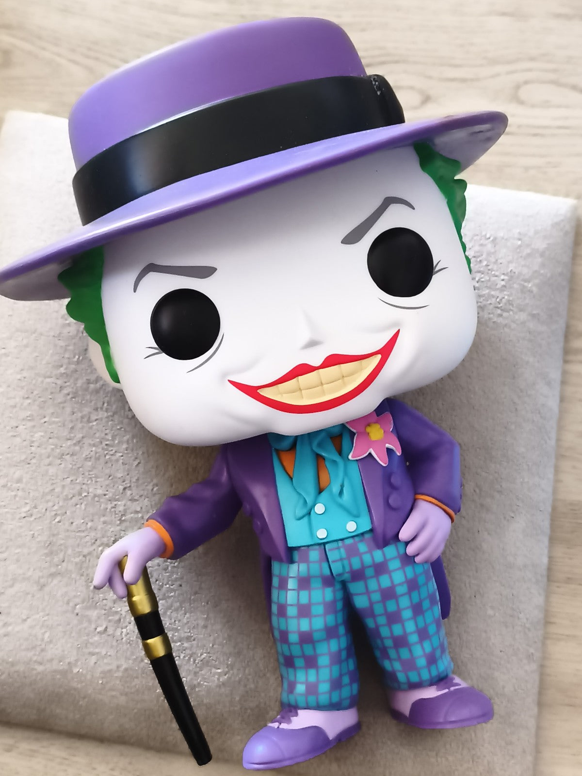 Figurine Funko Pop Jumbo Joker Batman 1989 N°425 violet chapeau canne