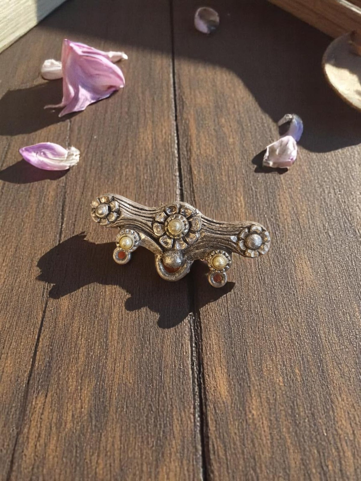 Broche vintage métal perlé style années 1950, bijou ancien rétro