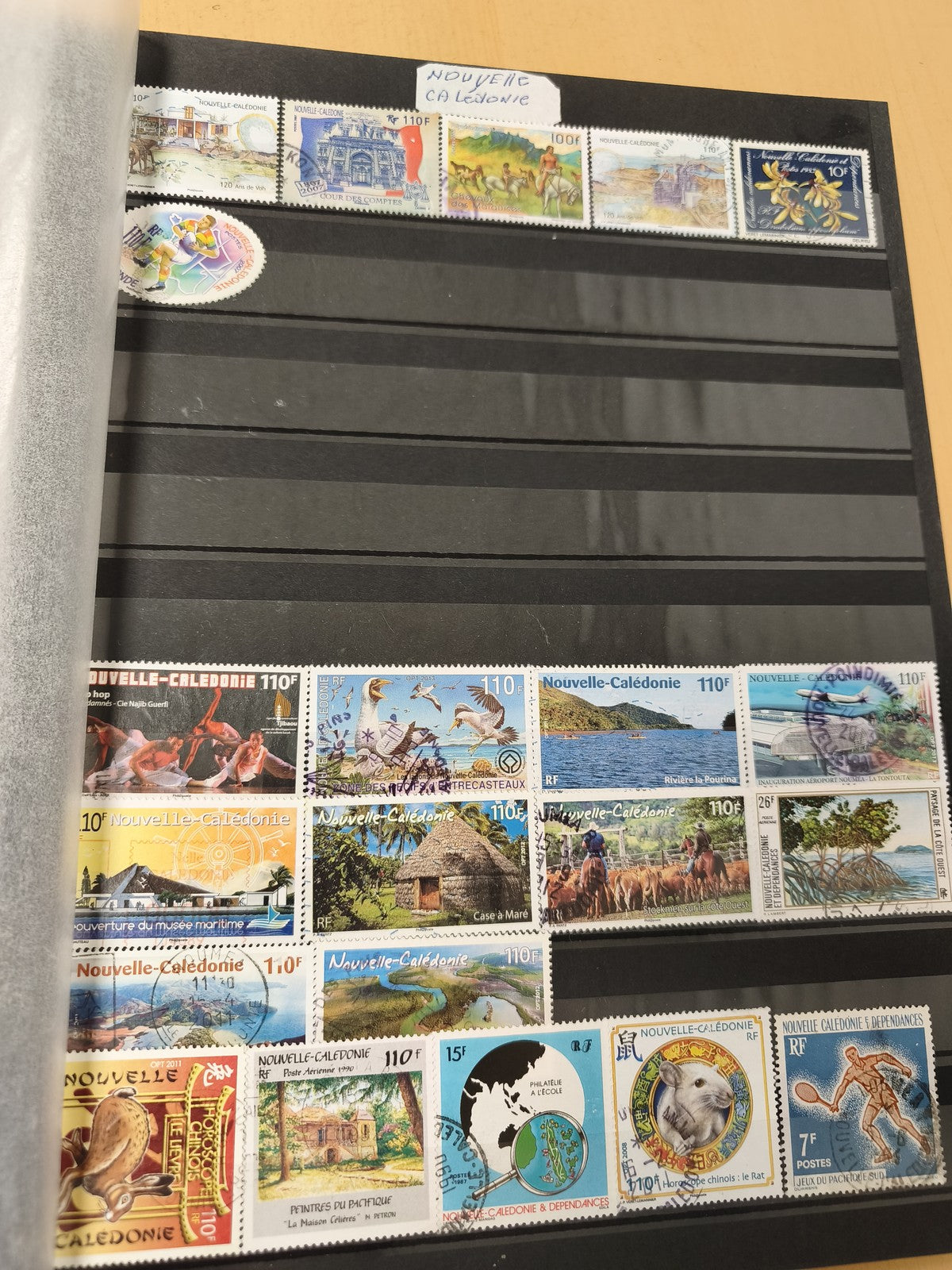 Lot de timbres Nouvelle-Calédonie multicolores, thèmes variés, d?occasion