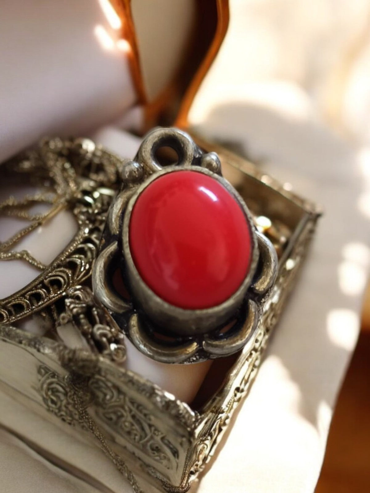 Vintage-Anhänger aus Metall und roter Koralle, handgefertigter Altschmuck im Bohème-Stil