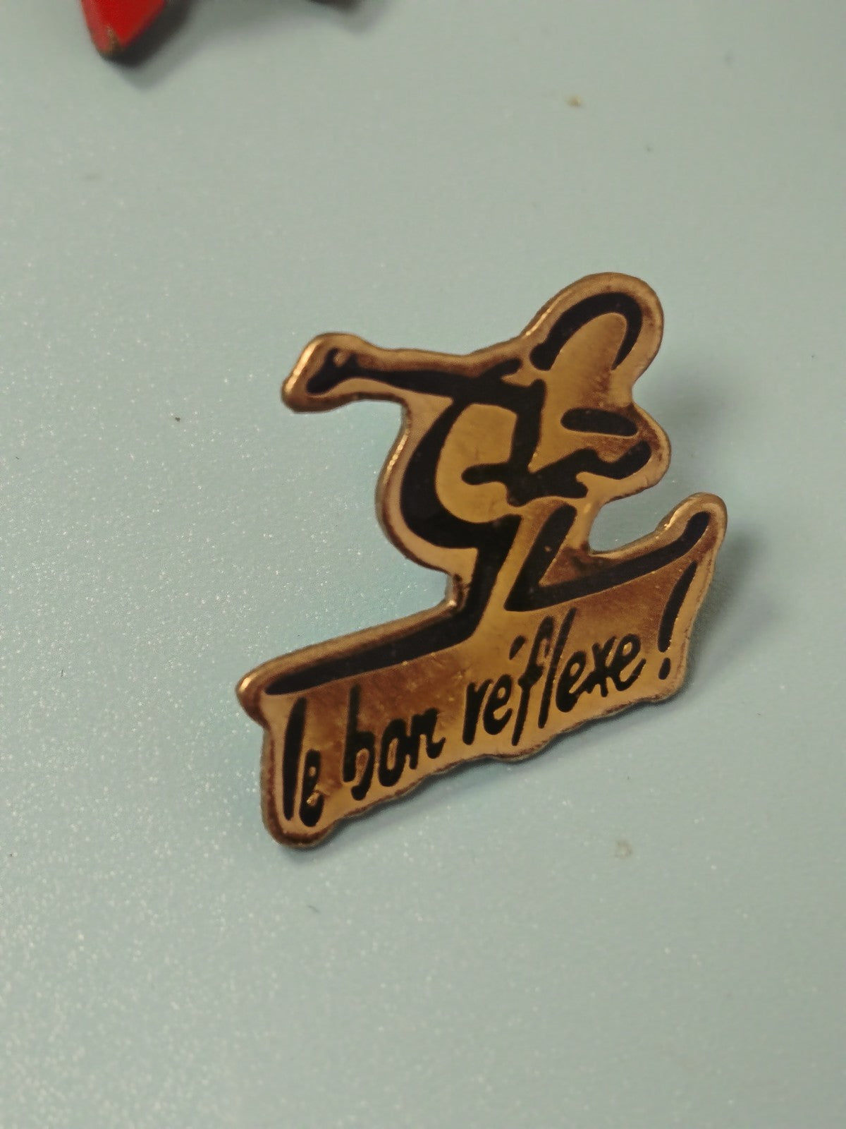 Vintage pin's "le bon réflexe" doré noir, collection rétro ancien (Ref 3)