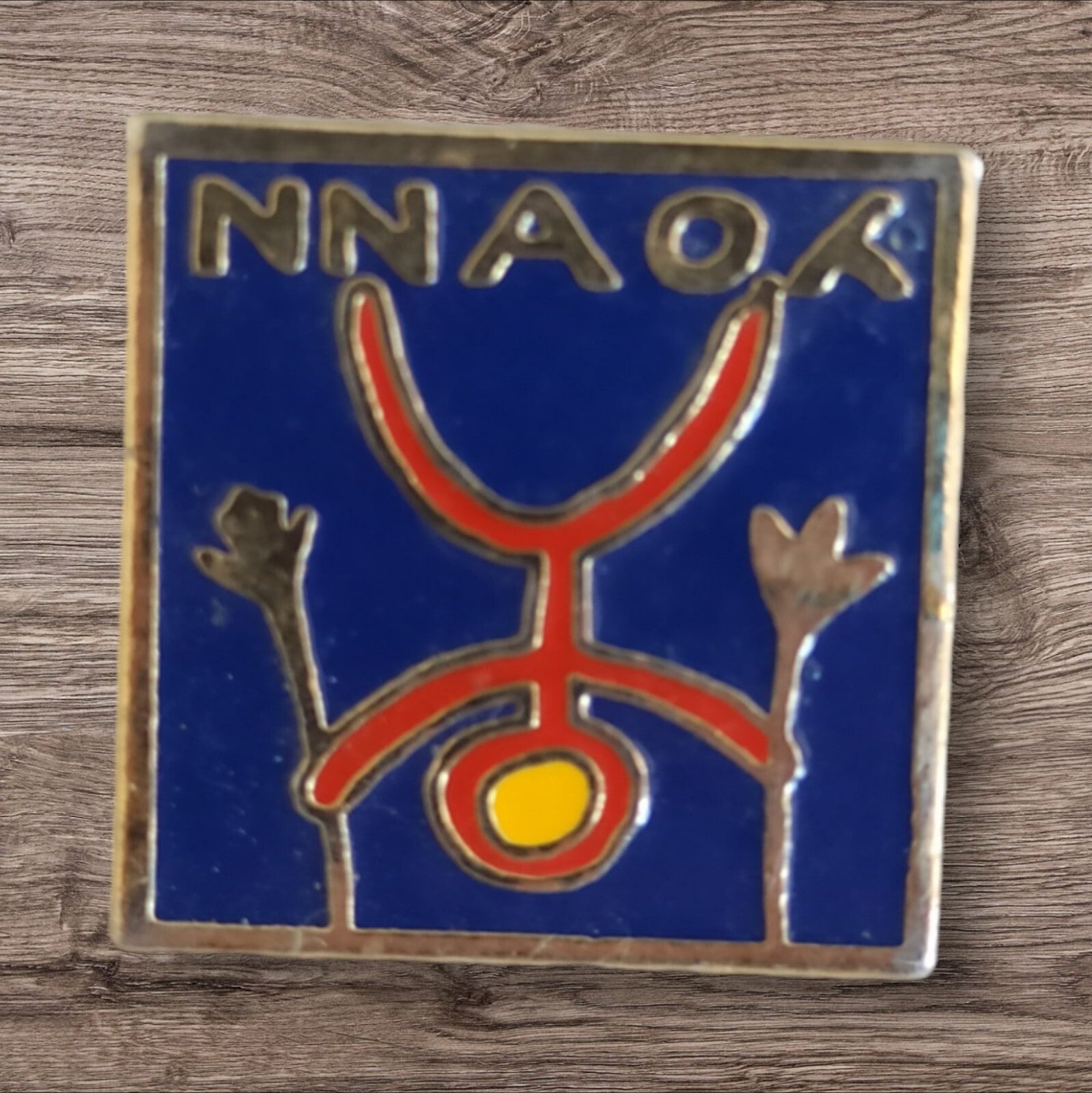Pin's vintage émaillé carré motif stylisé bleu rouge jaune NNAOA