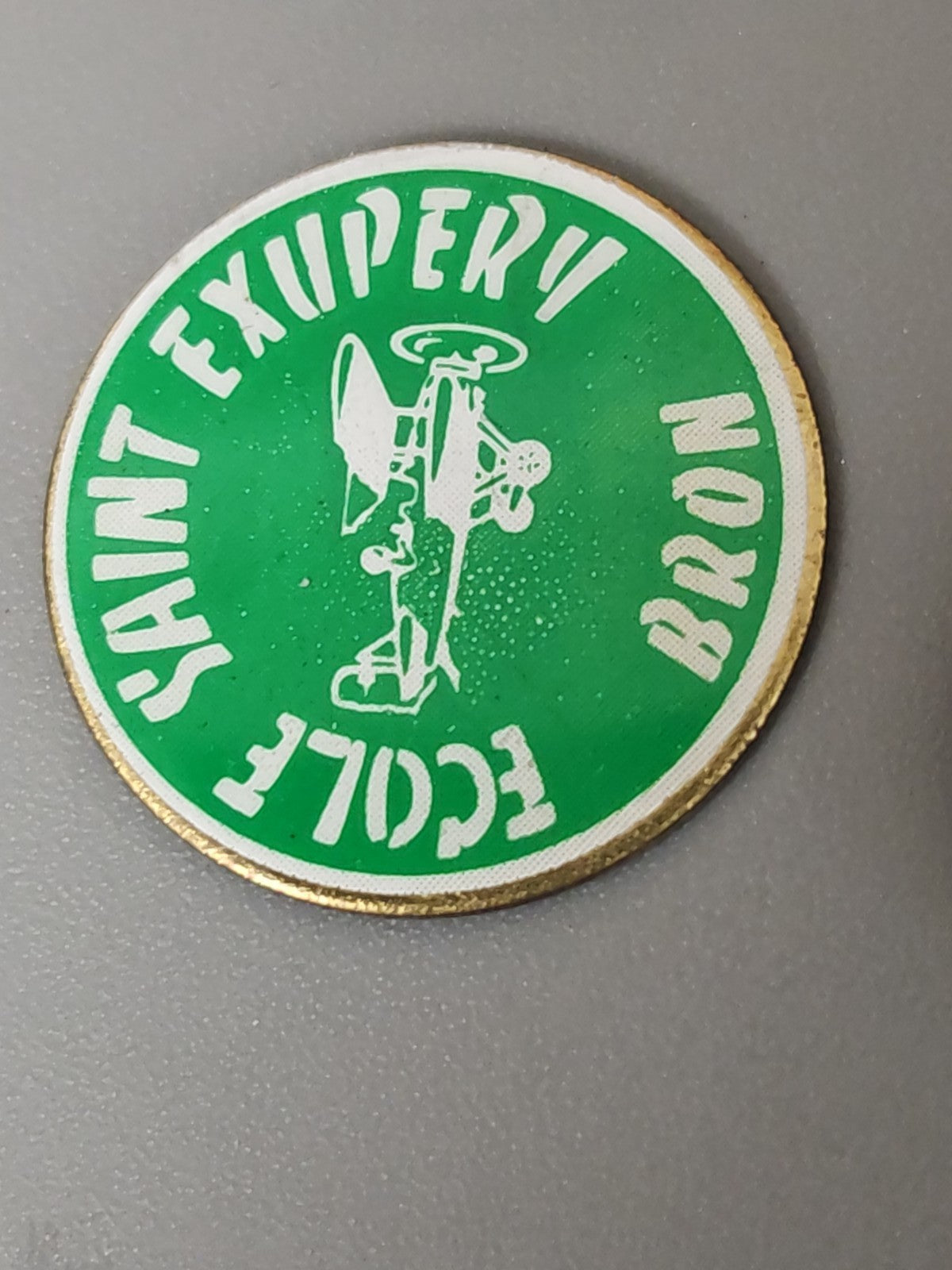 Pin's vintage école Saint-Exupéry bronze ancien collection badge rétro scolaire