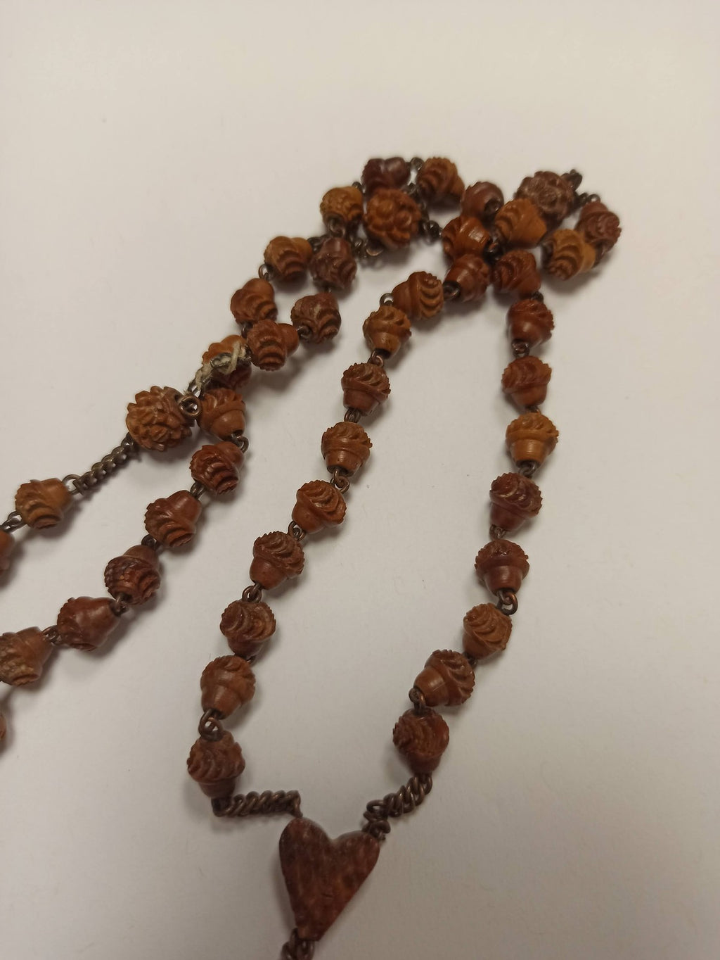 Chapelet ancien perles sculptées croix plaquée or, rosaire catholique vintage ré