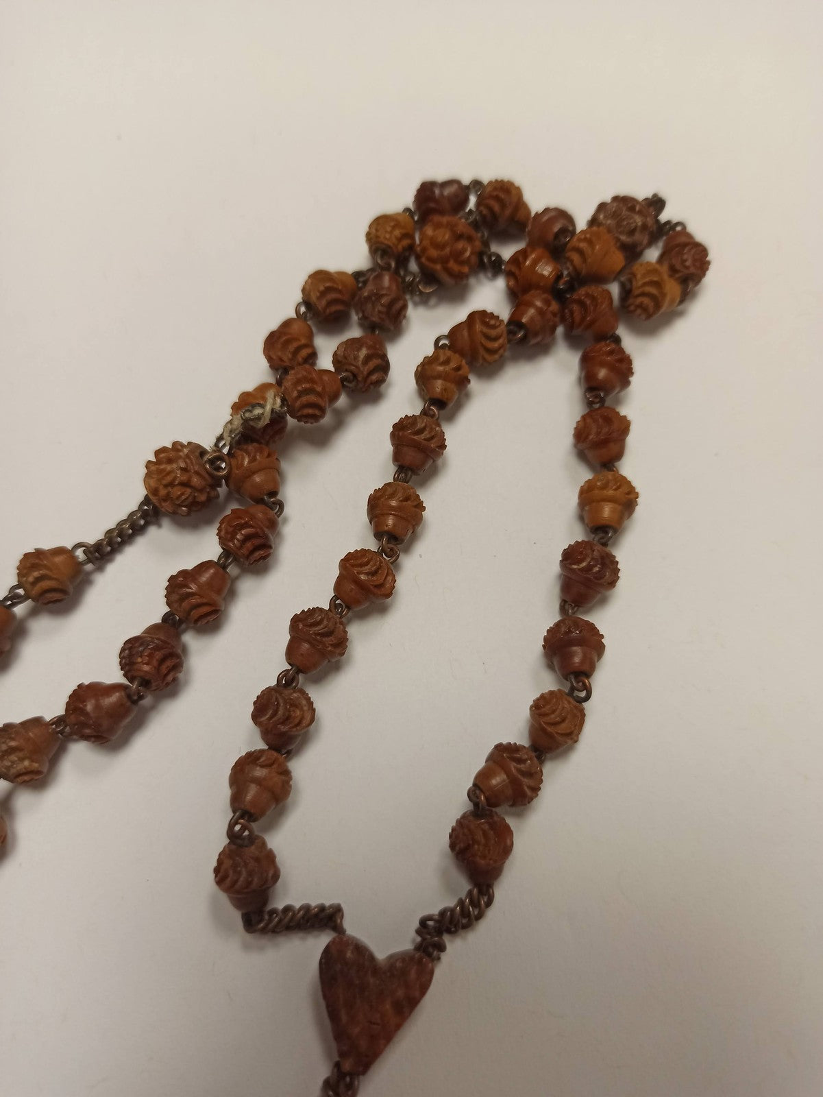 Chapelet ancien perles sculptées croix plaquée or, rosaire catholique vintage ré