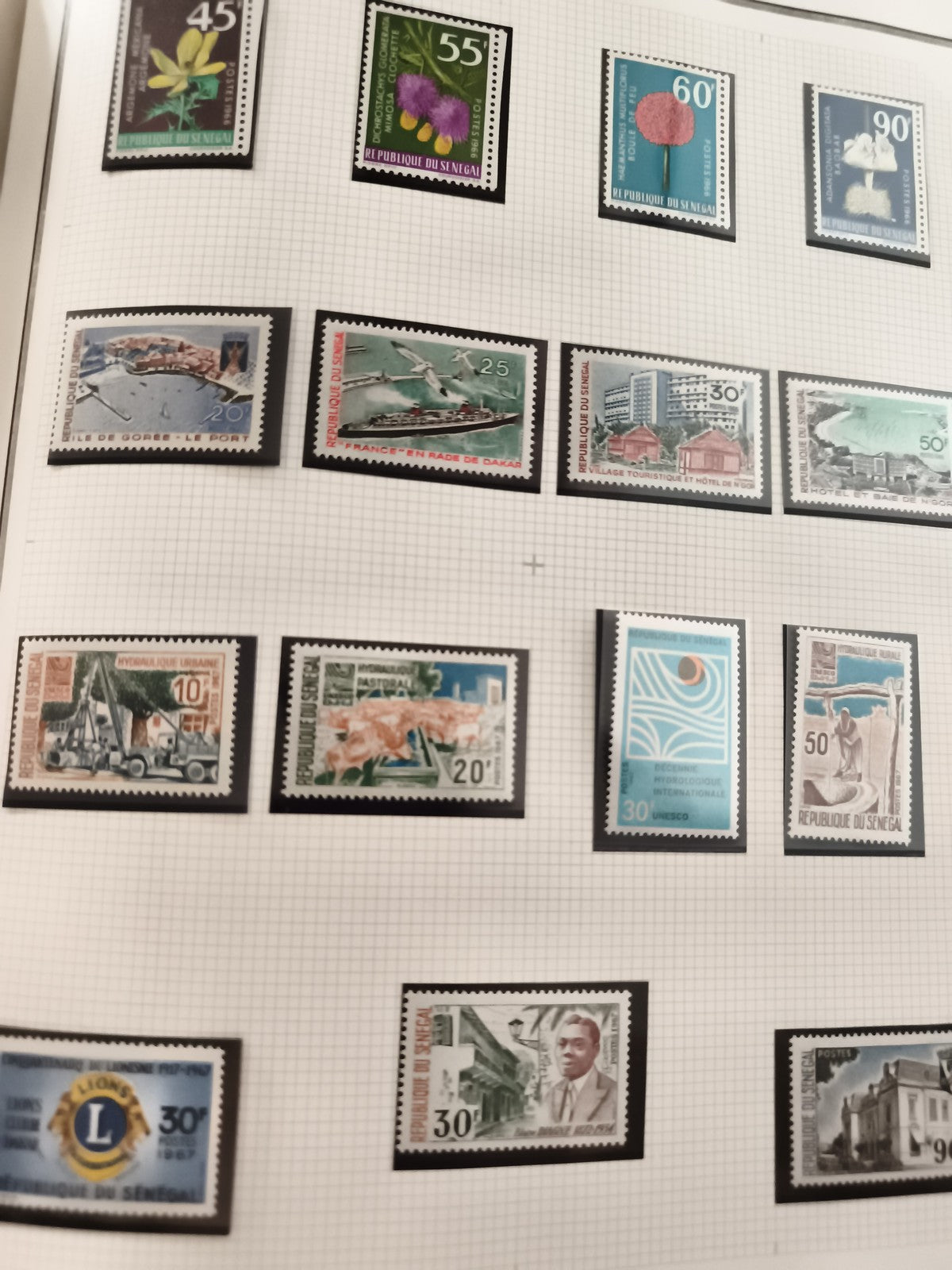 Timbres neufs Sénégal anciens x12, thématiques fleurs, sites, personnages, année