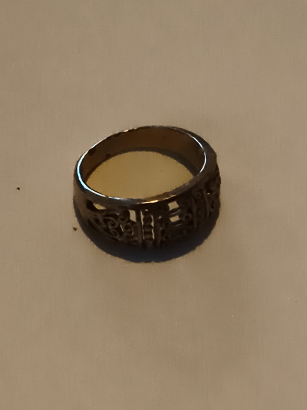 Bague ancienne ajourée motif filigrane, anneau large vintage rétro