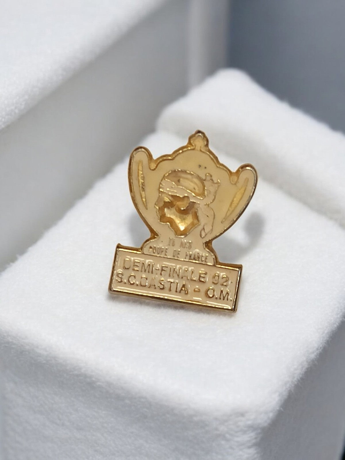 Pin's Coupe de France 1992 SC Bastia OM vintage doré football rétro