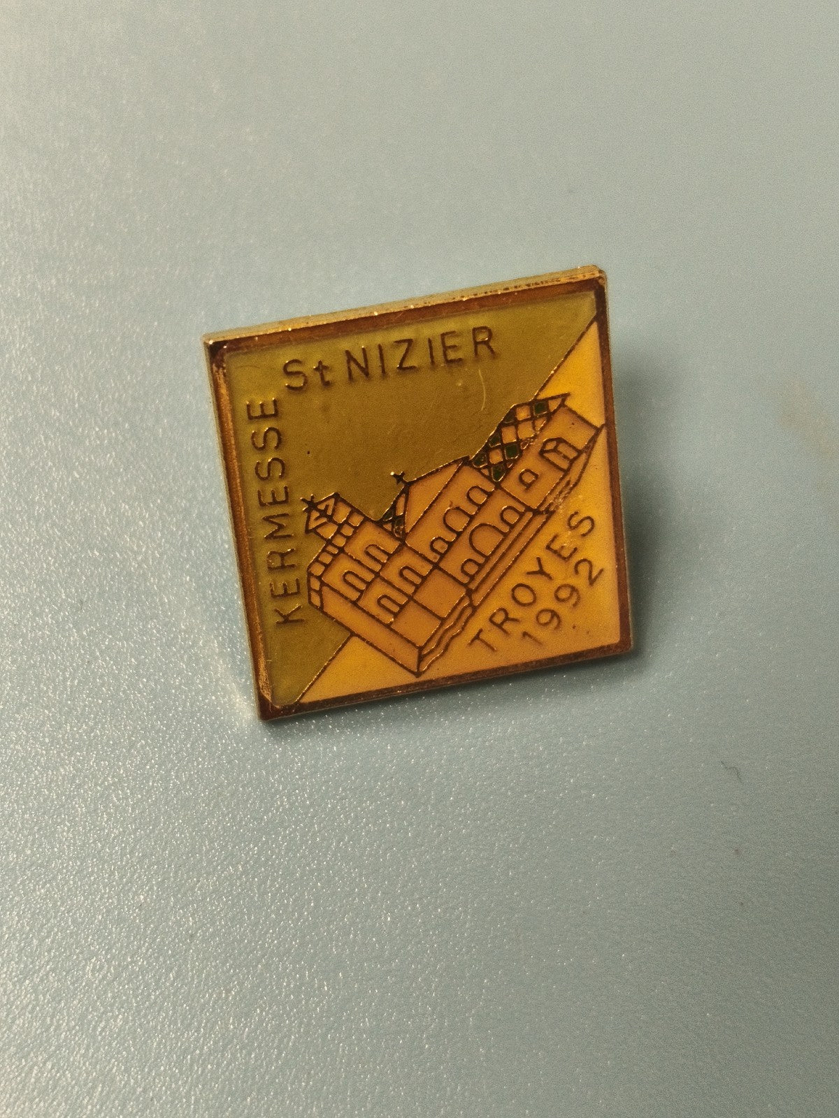 Pin's vintage Kermesse St Nizier Troyes 1992 carré émaillé collection (Ref 9)