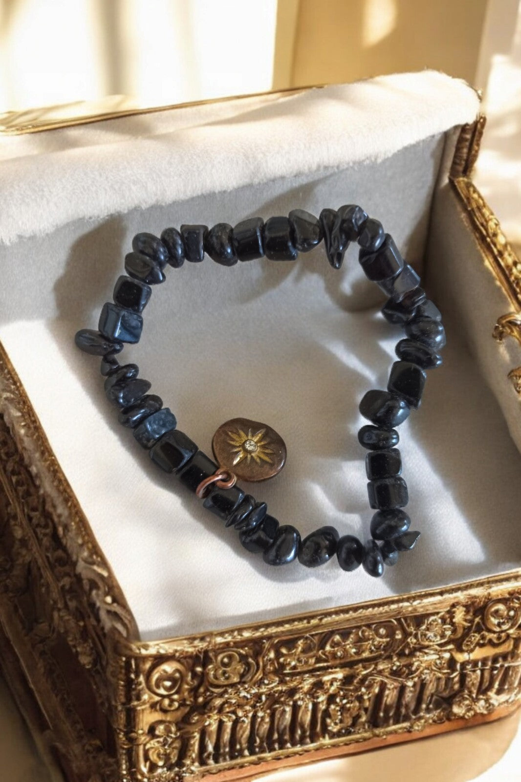 Bracelet vintage onyx noir, perles irrégulières, pendentif soleil doré