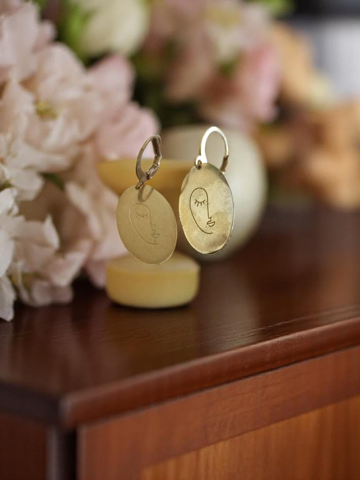 Boucles d?oreilles vintage ovales, motif visage, finition dorée, parfait état