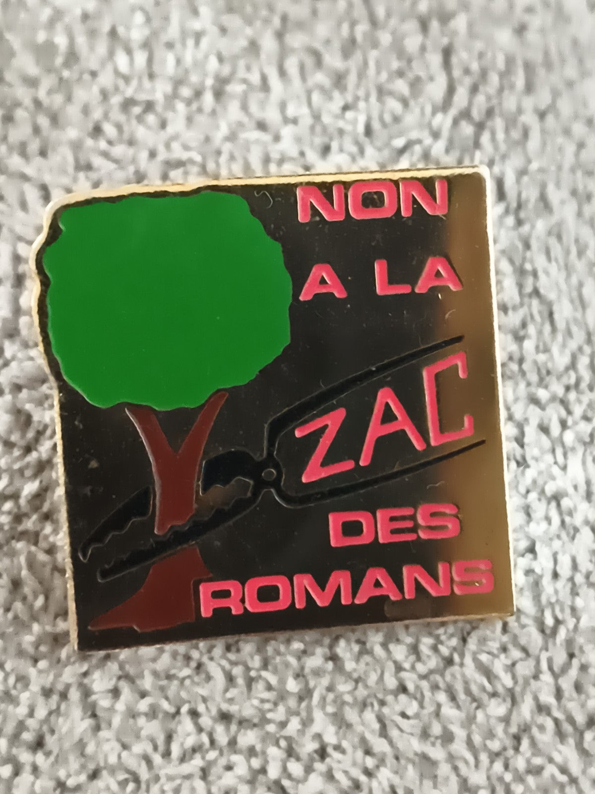 Pin's vintage NON À LA ZAC DES ROMANS militant, arbre vert, badge ancien (Ref 9)