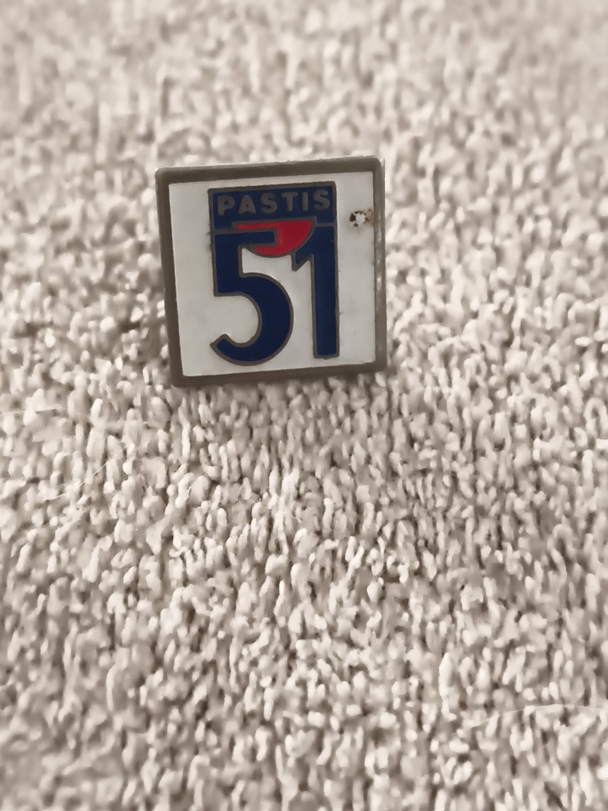 Pin's publicitaire vintage Pastis 51 carré, logo bleu rouge, ancien badge (Ref 5