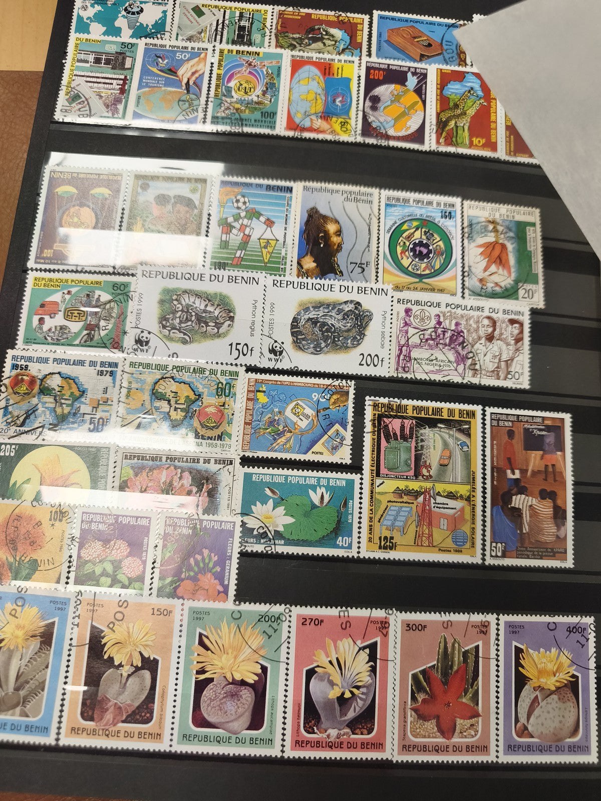 Lot de timbres République du Bénin motifs fleurs, animaux, sports, oblitérés