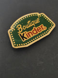 Pin's ancien Kinder Surprise rétro, badge collection vintage jouet publicitaire