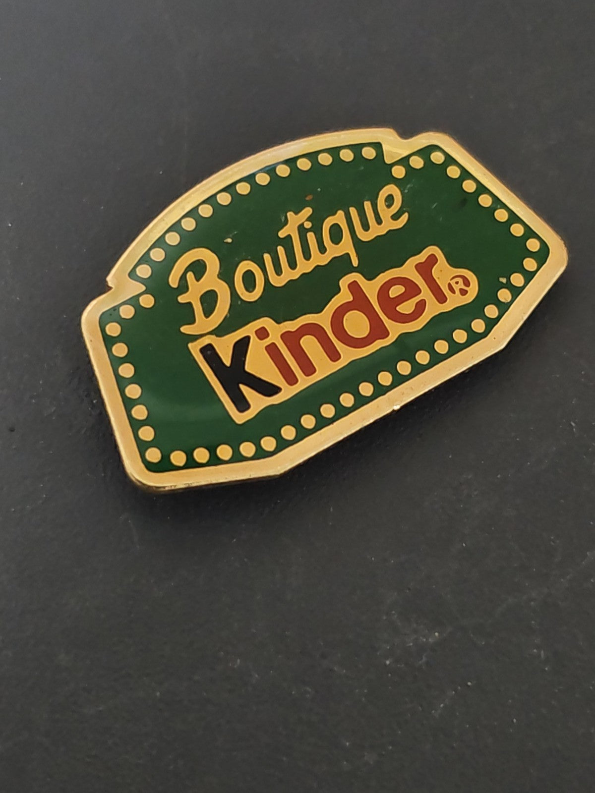 Pin's ancien Kinder Surprise rétro, badge collection vintage jouet publicitaire