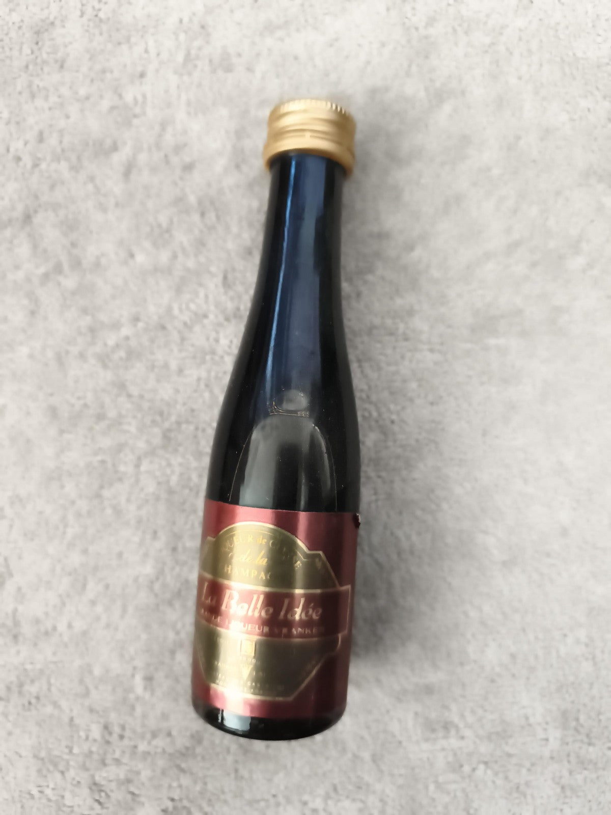 Mini bouteille alcool La Belle Idée liqueur apéritif capsule dorée partiellement