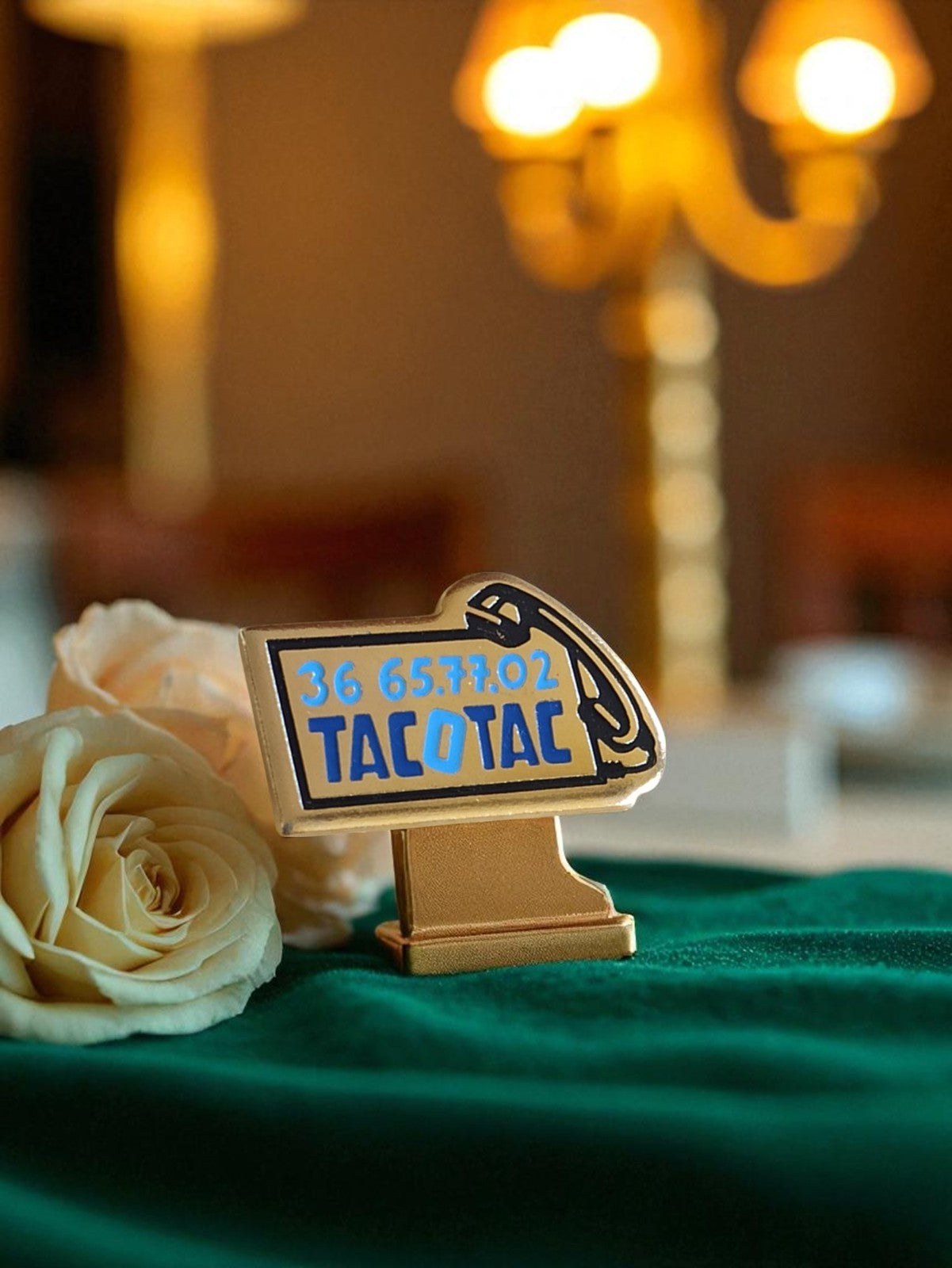 Pin's publicitaire vintage TACOTAC bleu doré rétro – accessoire rare années 90