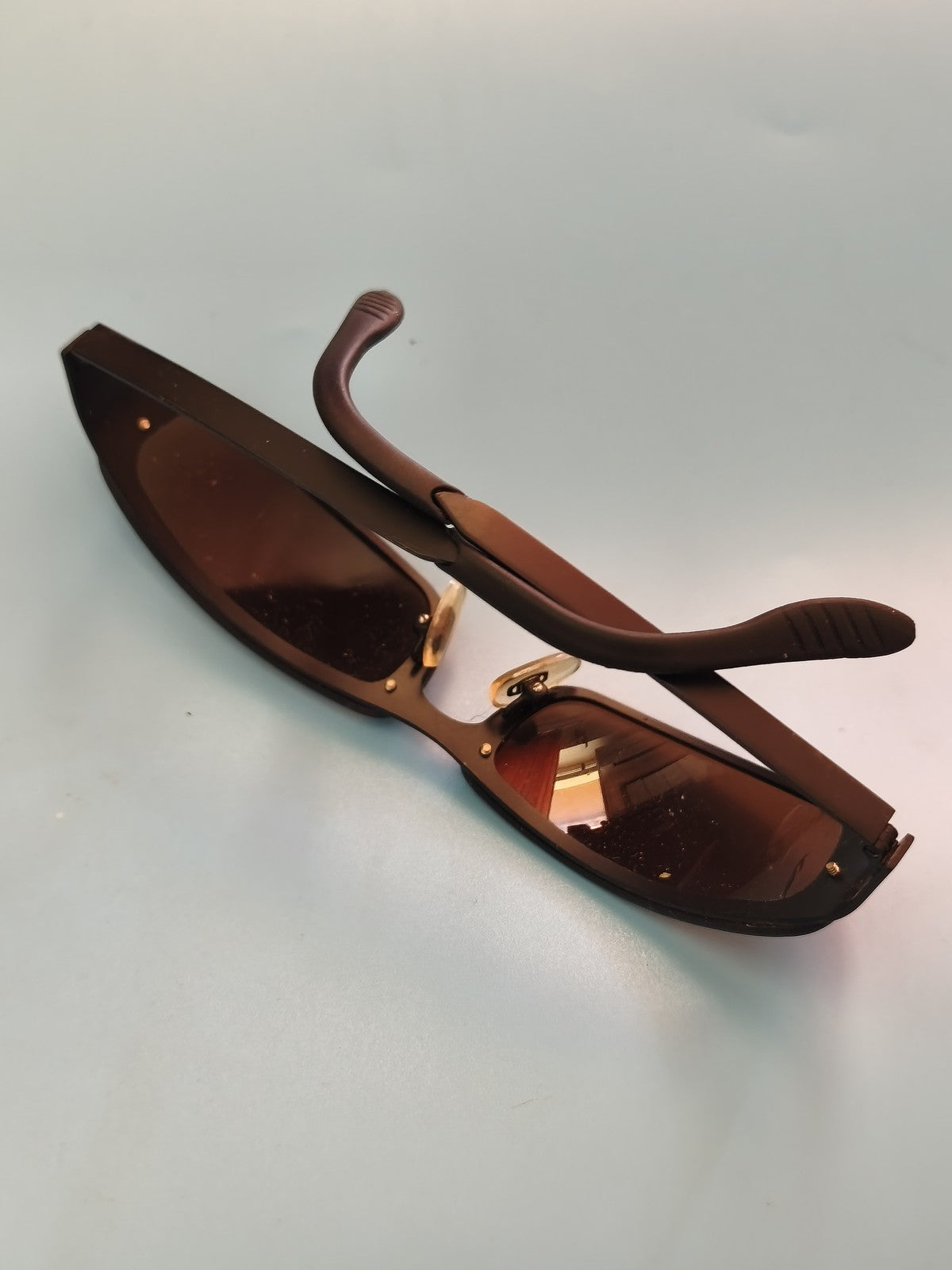 Paire de lunettes de soleil rétro vintage, accessoire ancien pour collectionneur