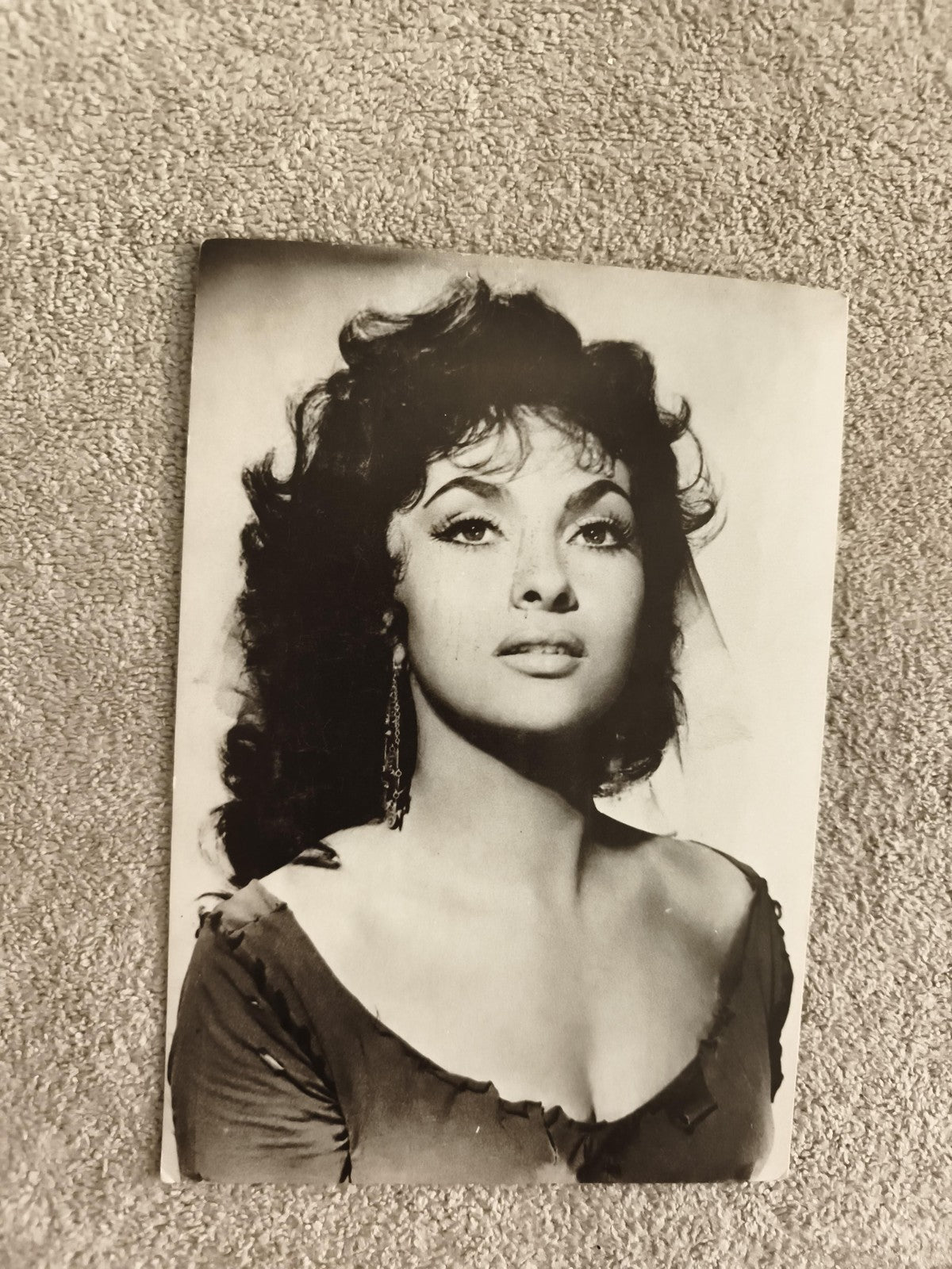 Carte postale ancienne photo Gina Lollobrigida portrait vintage noir et blanc