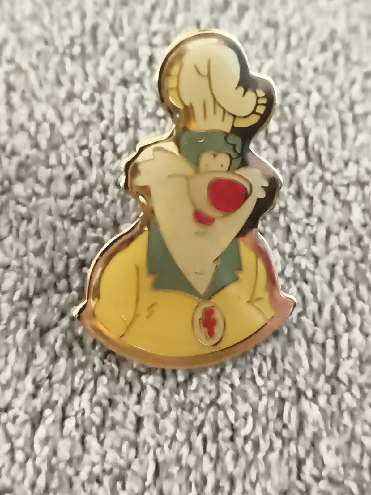 Pin's vintage personnage cartoon chef toque jaune Ref 3 badge animation