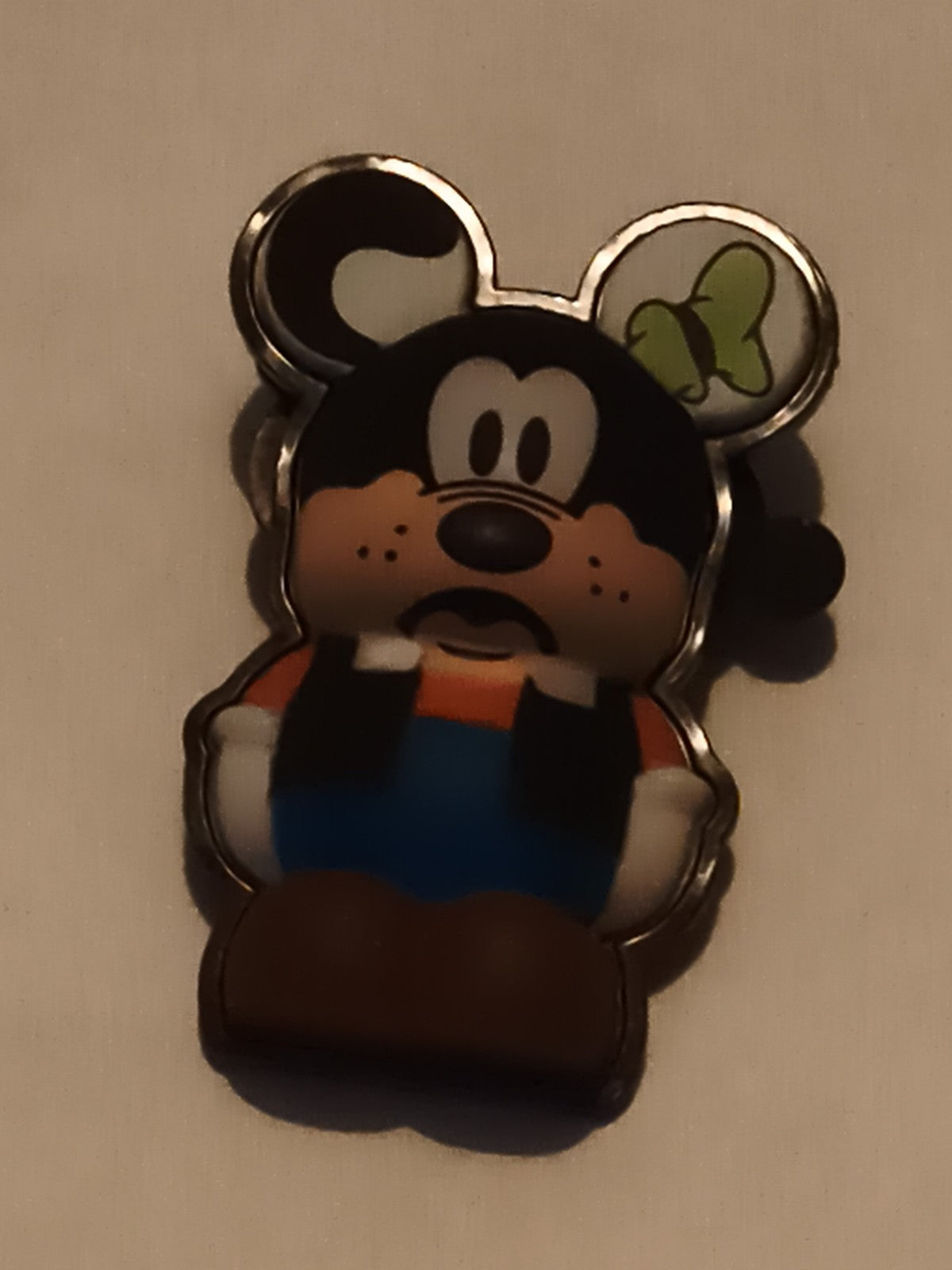 Pin's Disney Tokyo Goofy émaillé noir bleu orange vert badge