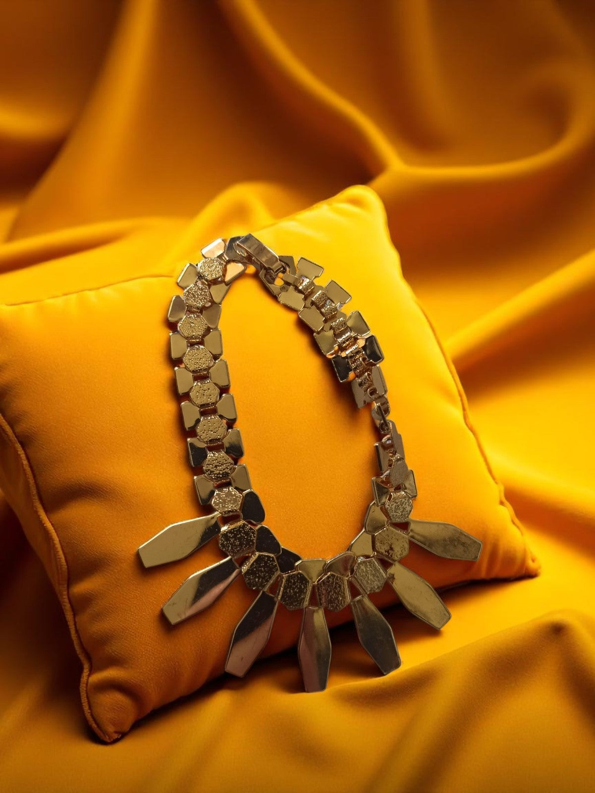Collier Vintage Doré à Maillons Géométriques | Bijou Fantaisie Rétro Chic