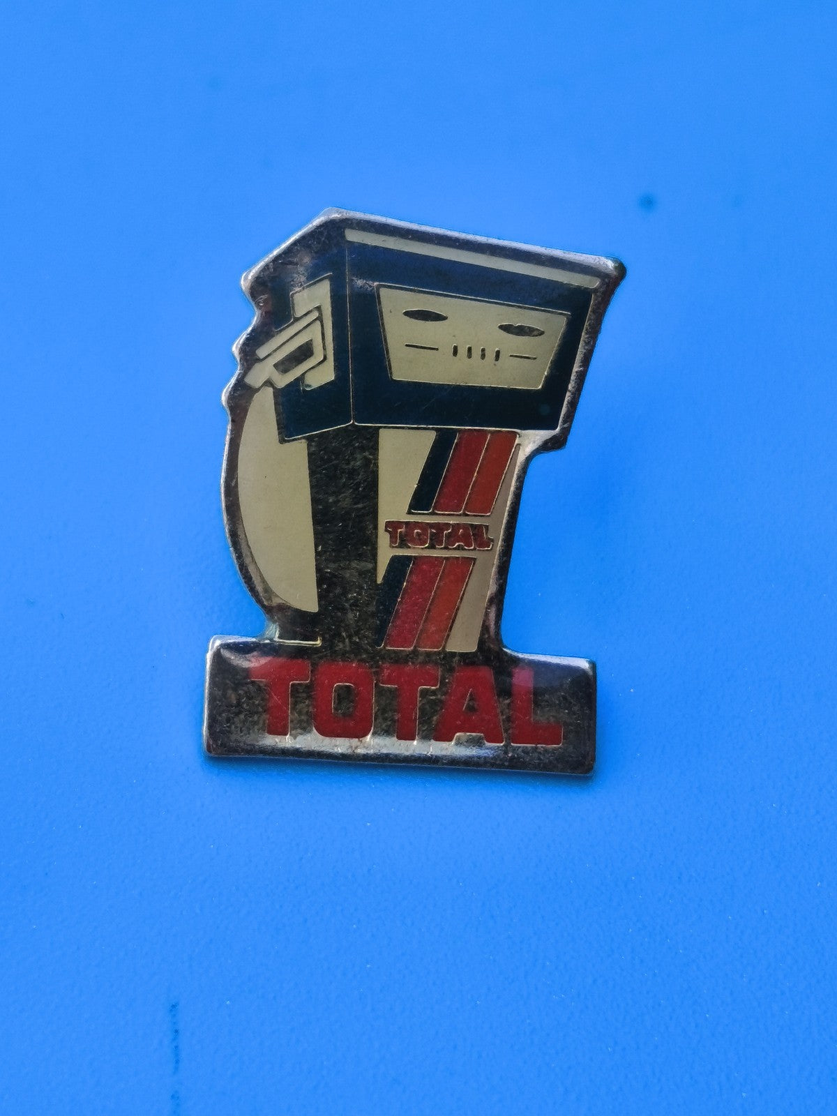 Pin's vintage TOTAL ancienne pompe à essence, collection automobile rétro