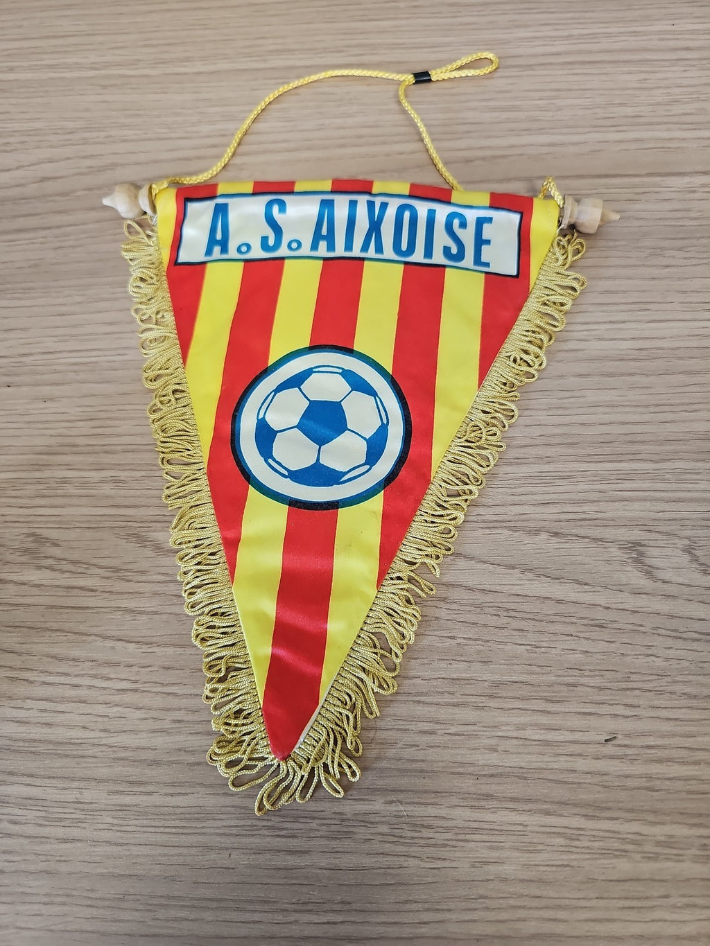 Fanion ancien A.S. Aixoise football vintage rayures rouge jaune rétro