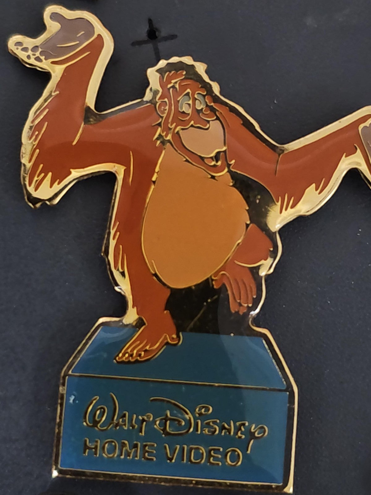 Pin's rétro ancien Walt Disney Home Video collection vintage badge rare