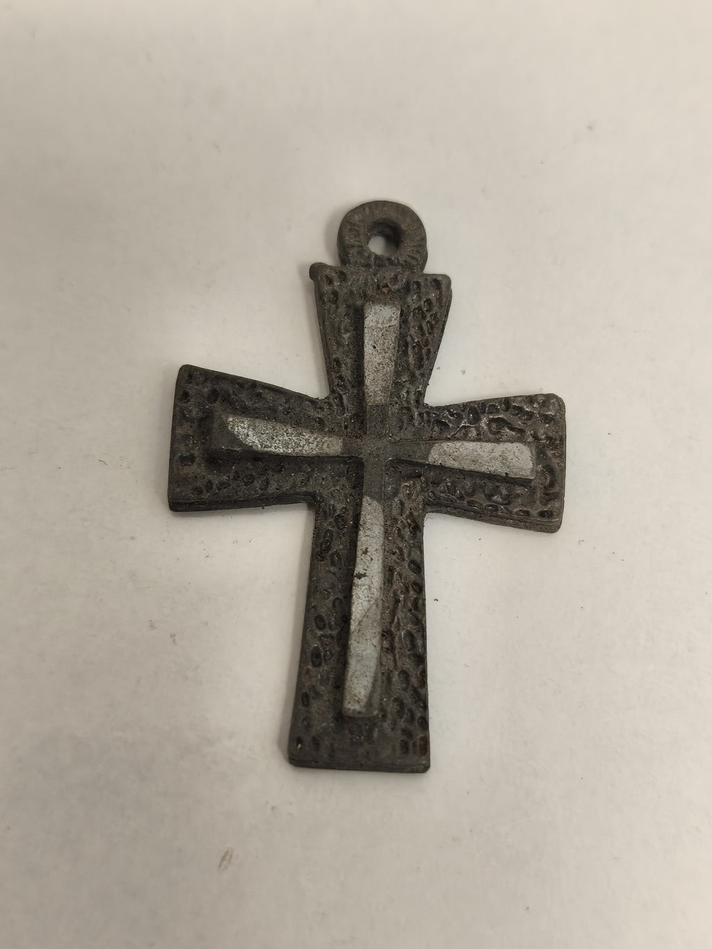 Croix catholique ancienne pendentif aspect métal patiné religieux vintage