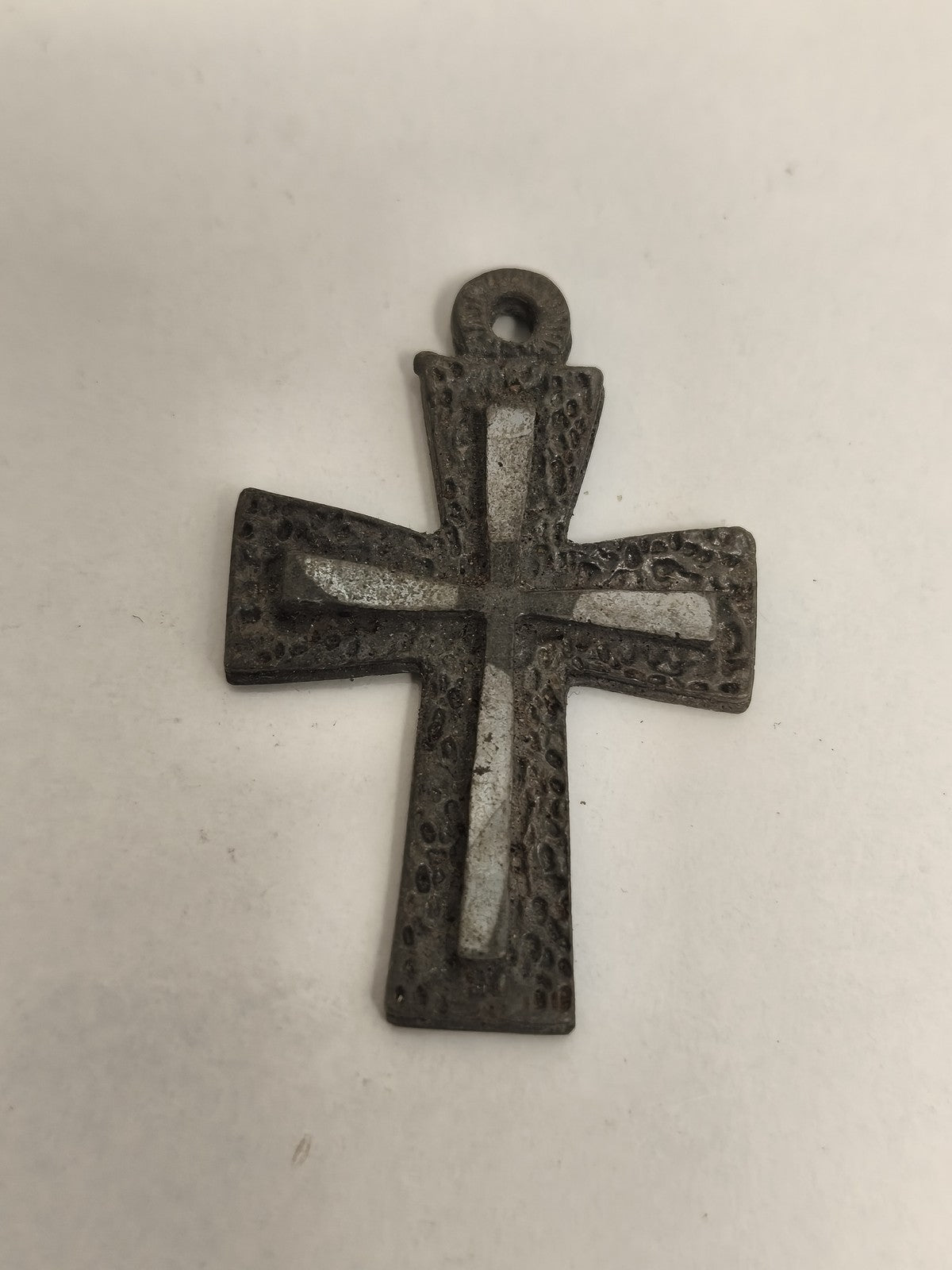 Croix catholique ancienne pendentif aspect métal patiné religieux vintage