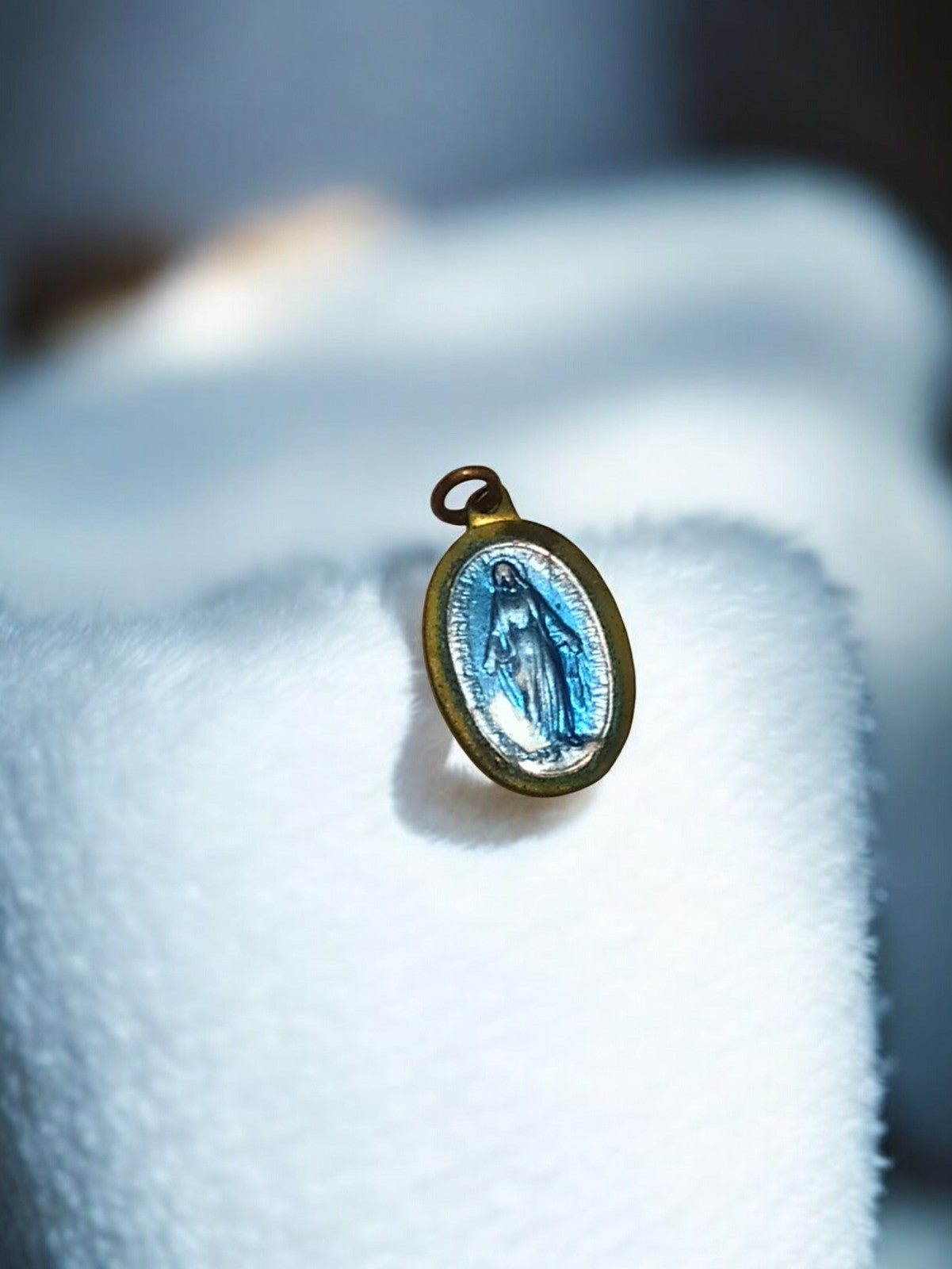 Pendentif religieux ancien Vierge Marie bleu doré vintage médaillon catholique r