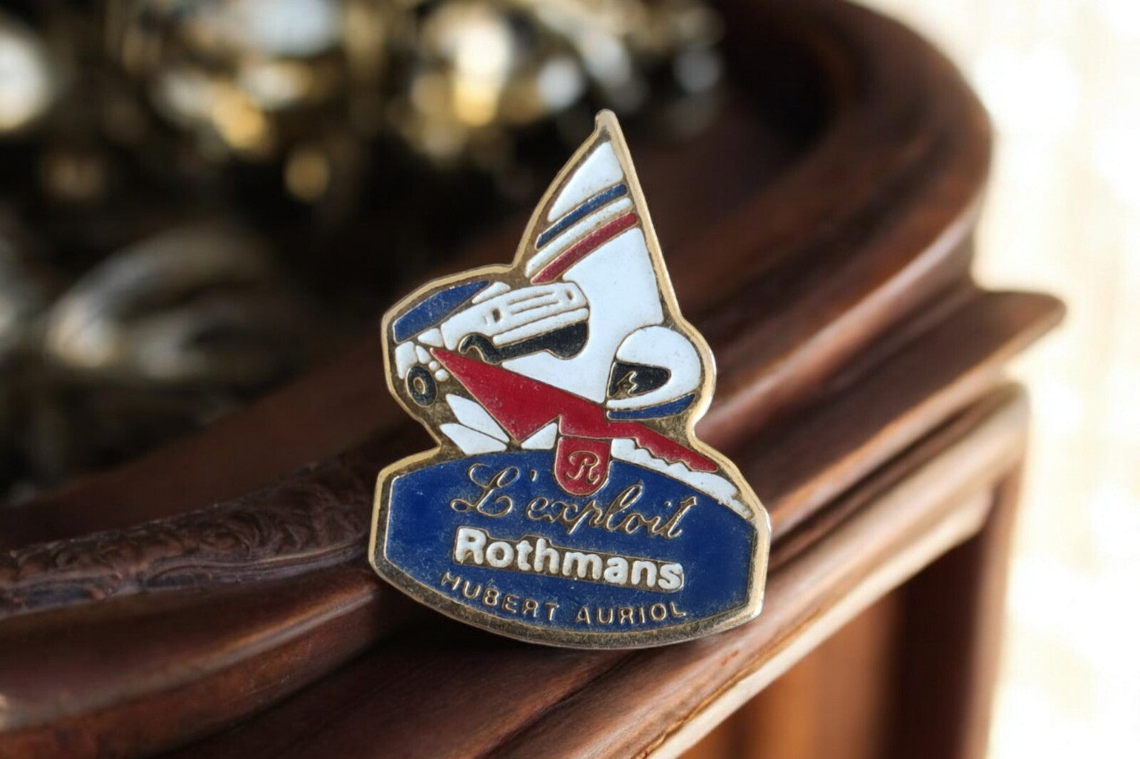 Pin's vintage Rothmans L'exploit Hubert Auriol auto casque rallye années 80