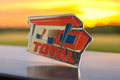 Pin's vintage TOTAL station-service essence logo émaillé ancien rare