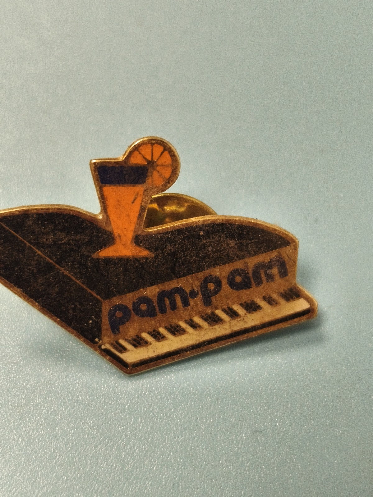 Pin's vintage pam pam piano et cocktail, collection rétro, déco musique (Ref 17)
