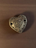 Pendentif vintage cœur gravé métal années 50 motif flèche rétro bijou