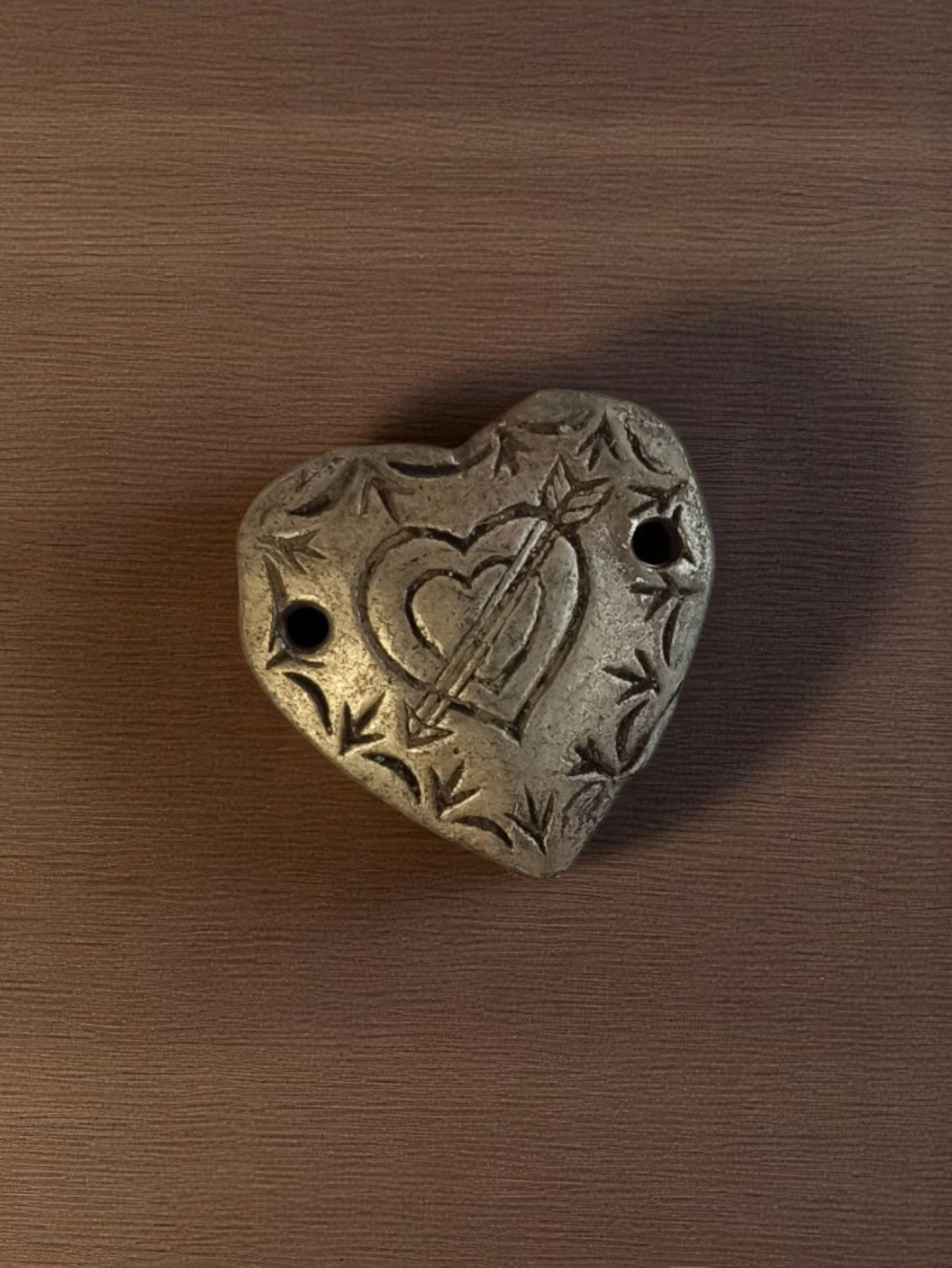 Pendentif vintage cœur gravé métal années 50 motif flèche rétro bijou