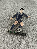 Pin's vintage foot Loto Sportif joueur émaillé bleu football ancien (Ref 6)