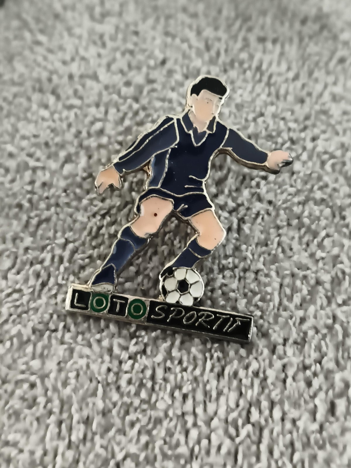 Pin's vintage foot Loto Sportif joueur émaillé bleu football ancien (Ref 6)